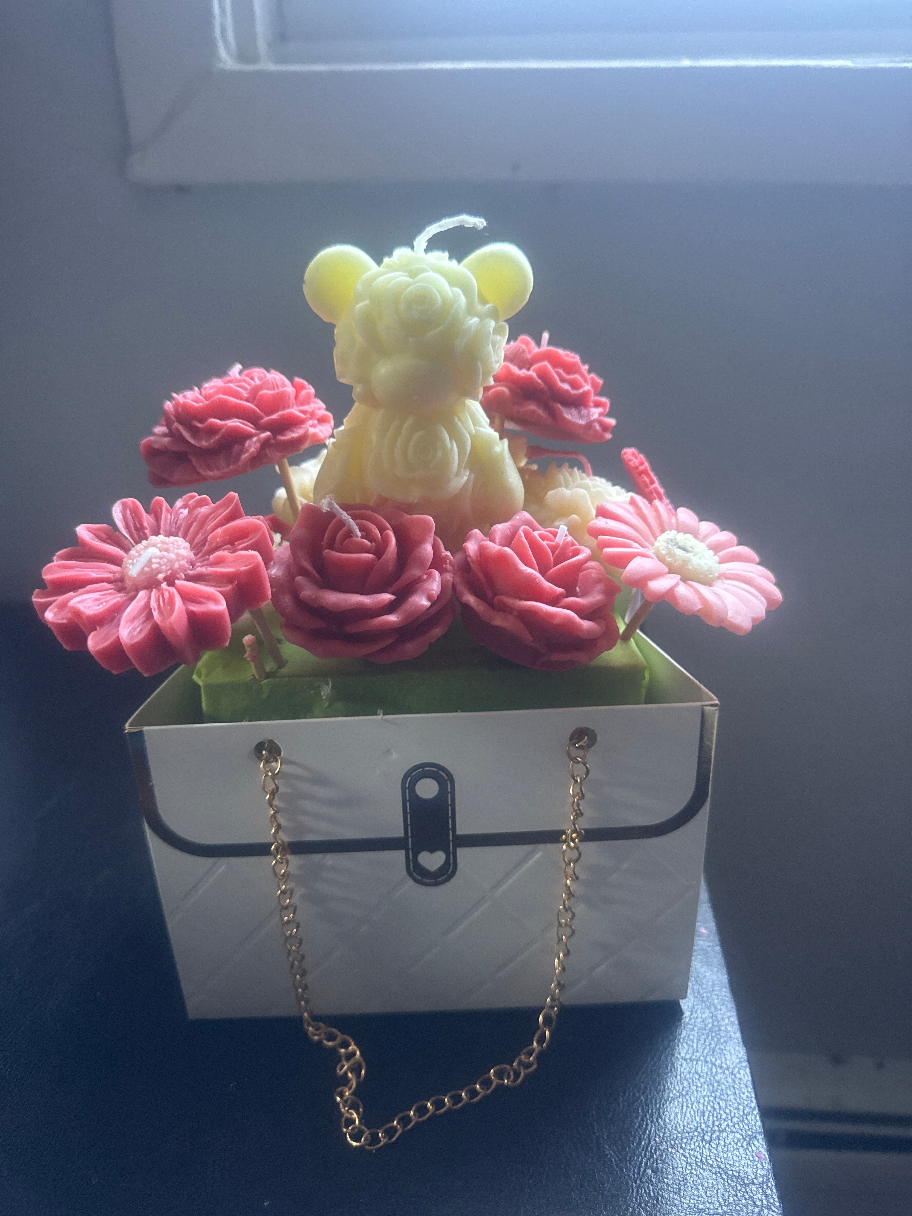 Bouquet de Velas Artesanales — Osito y Rosas