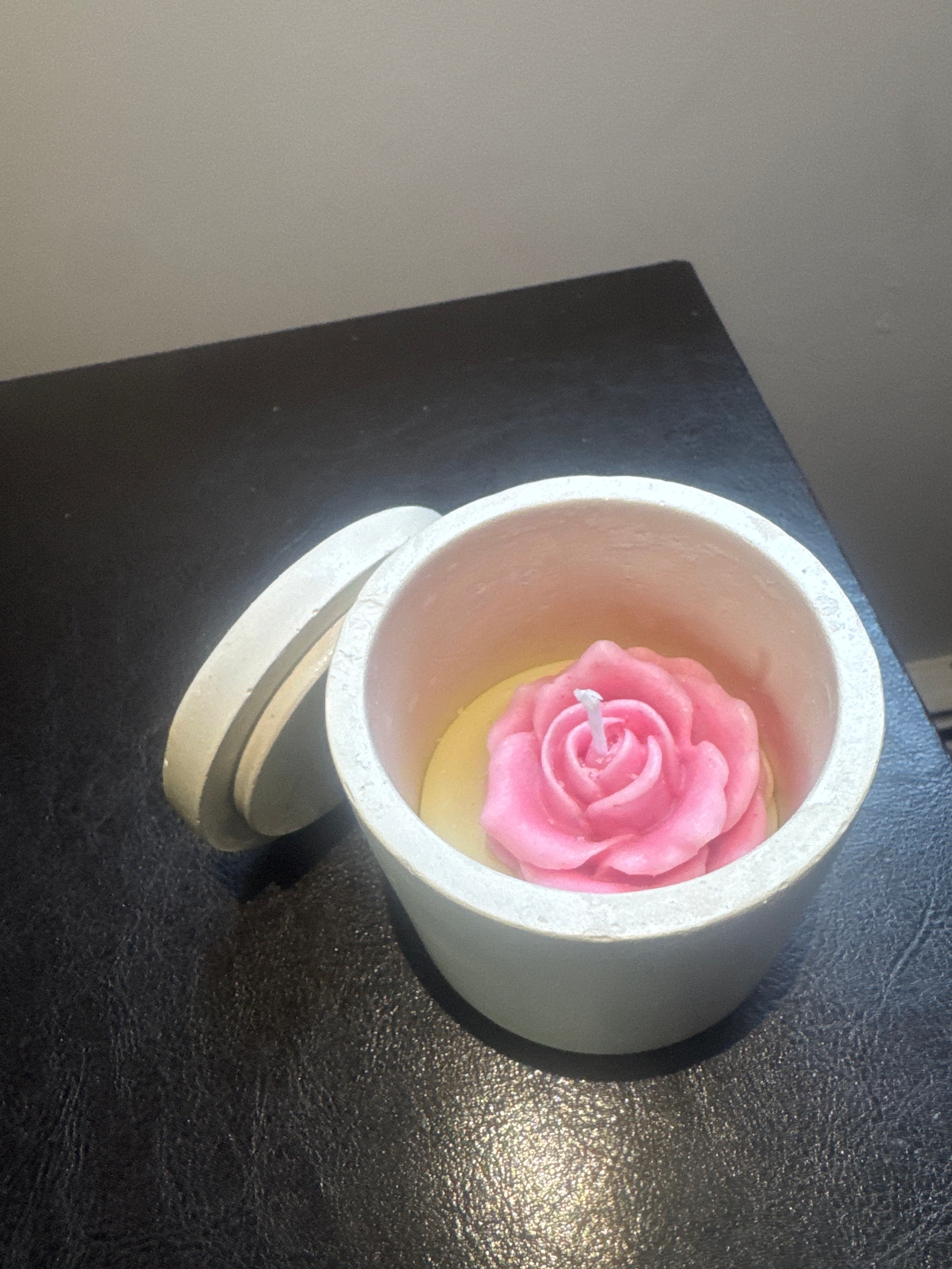 Vela Artesanal de Rosa en Vaso de Yeso — Aroma a Lavanda
