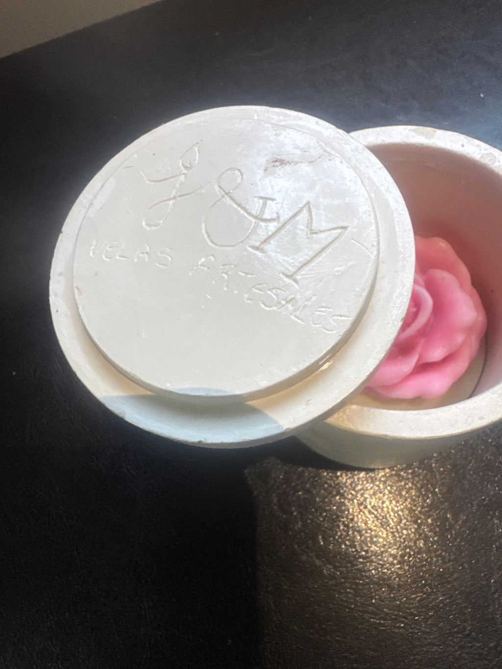 Vela Artesanal de Rosa en Vaso de Yeso — Aroma a Lavanda
