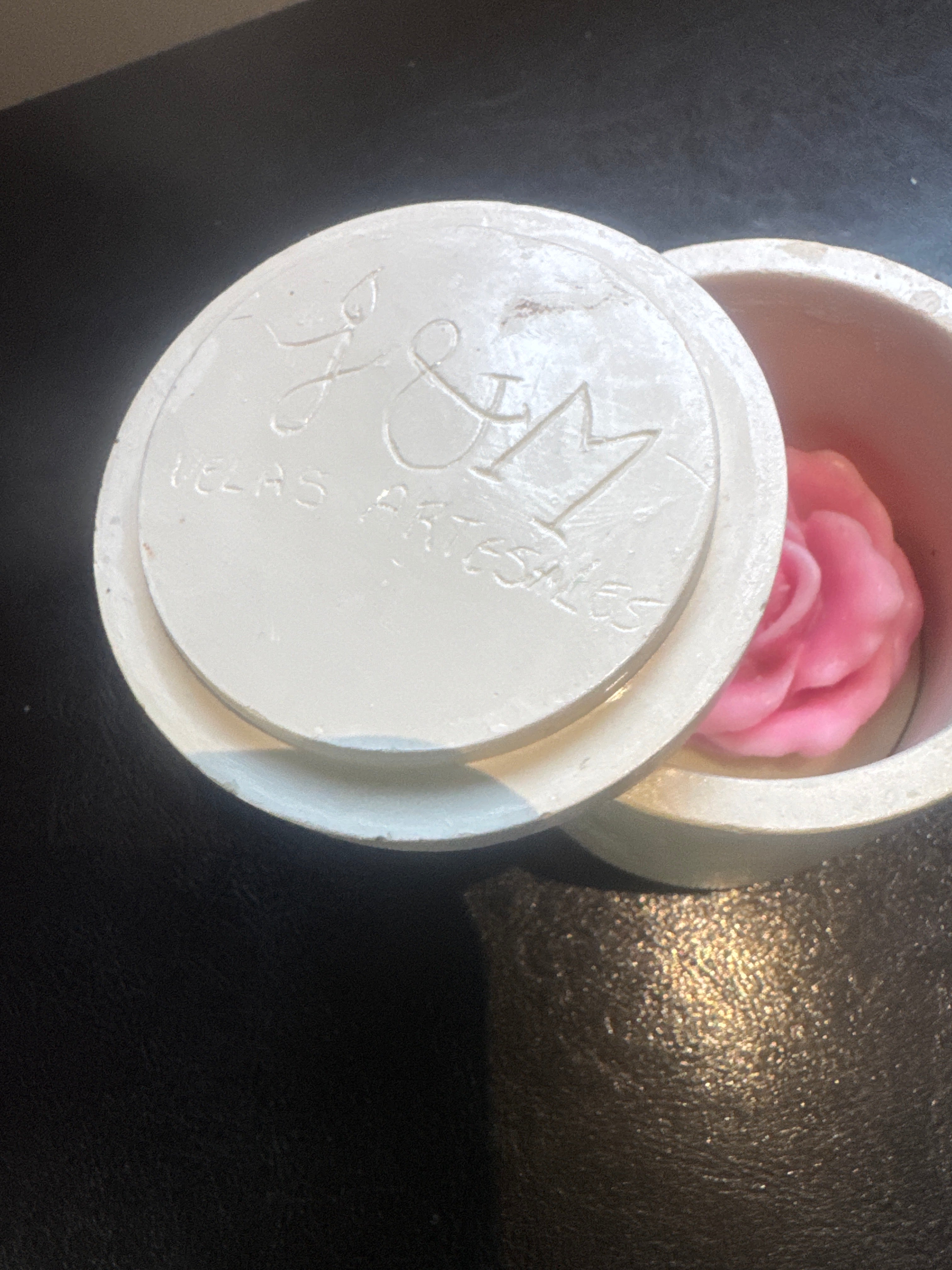 Vela Artesanal de Rosa en Vaso de Yeso — Aroma a Lavanda