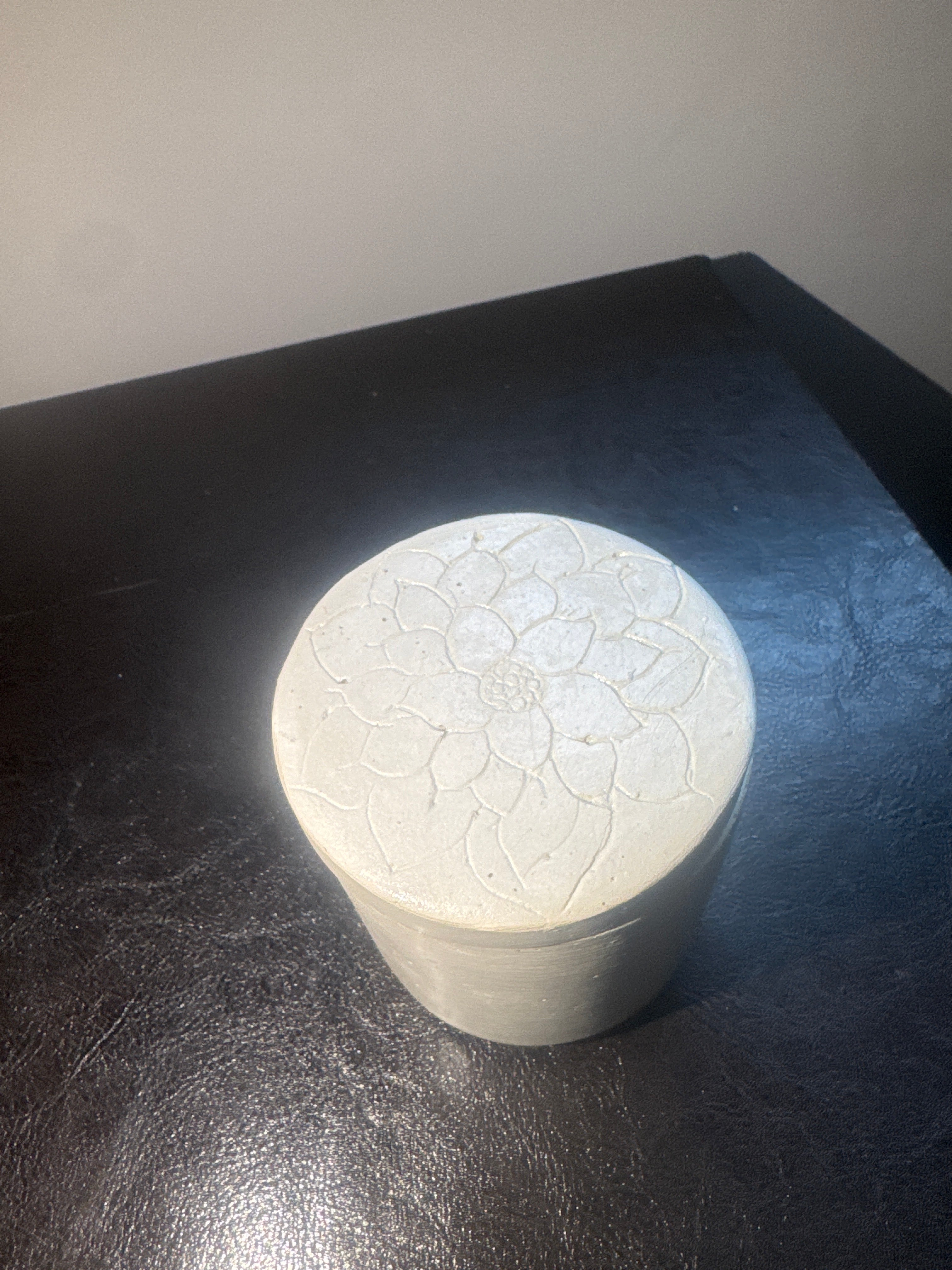 Vela Artesanal de Rosa en Vaso de Yeso — Aroma a Lavanda