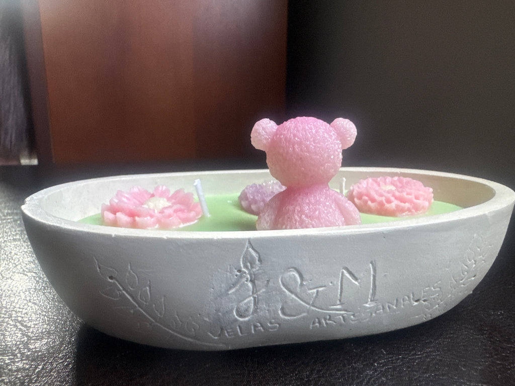 Bandeja de Velas Artesanales — Osito y Dalias con Aroma a Sábanas y Rosas